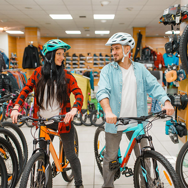 Couple qui essaie des vélos dans une boutique