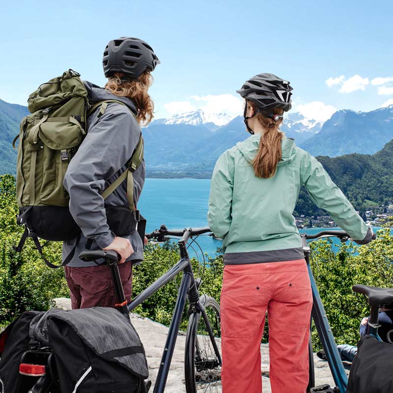 Randonneur vélo devant le lac d'Annecy