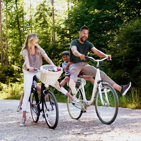 Famille en vélo dans la forêt